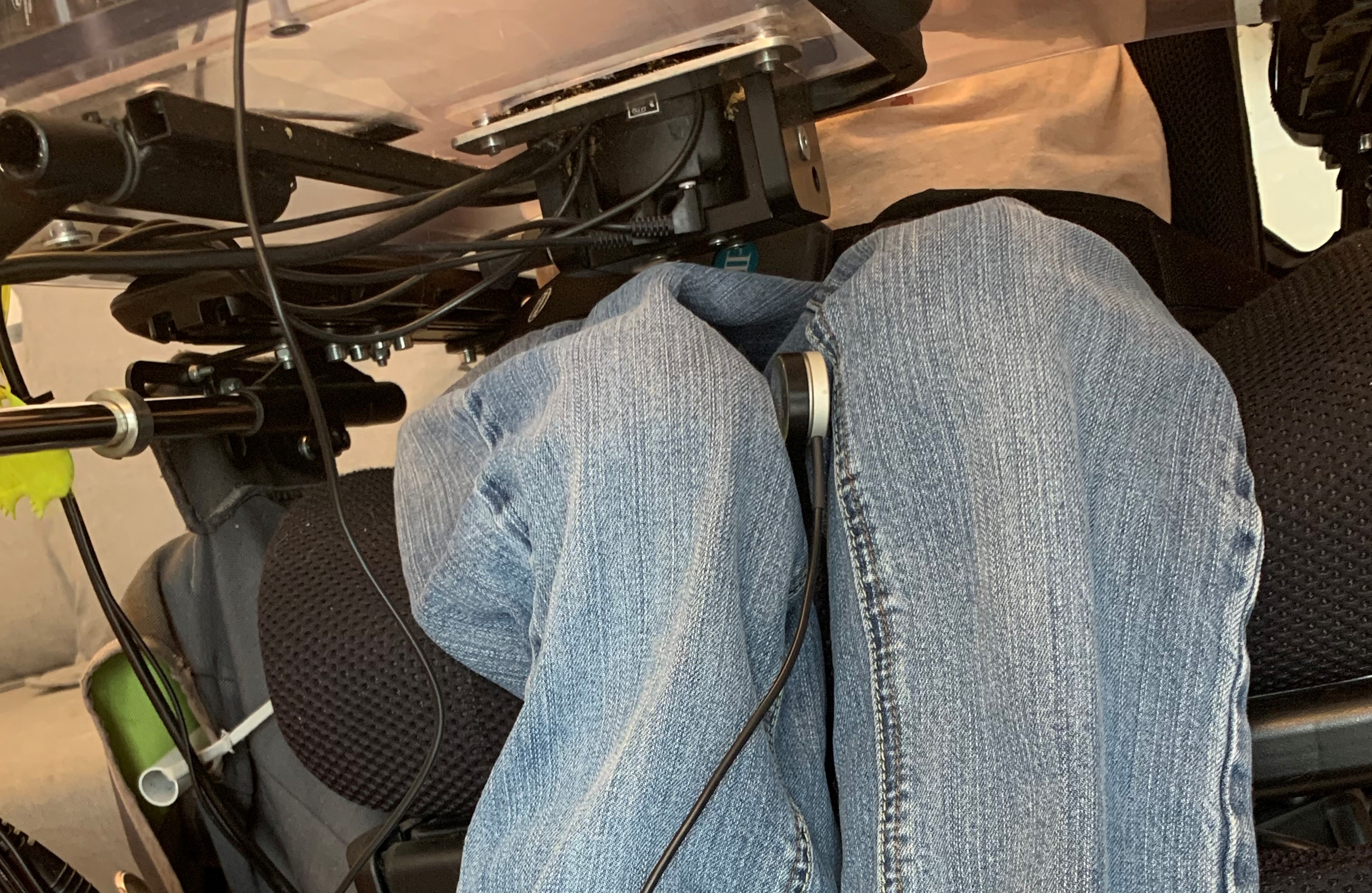 Tipps für ein Xbox Adaptive Controller-Set Up bei Spinaler Muskelatrophie: Knie Button