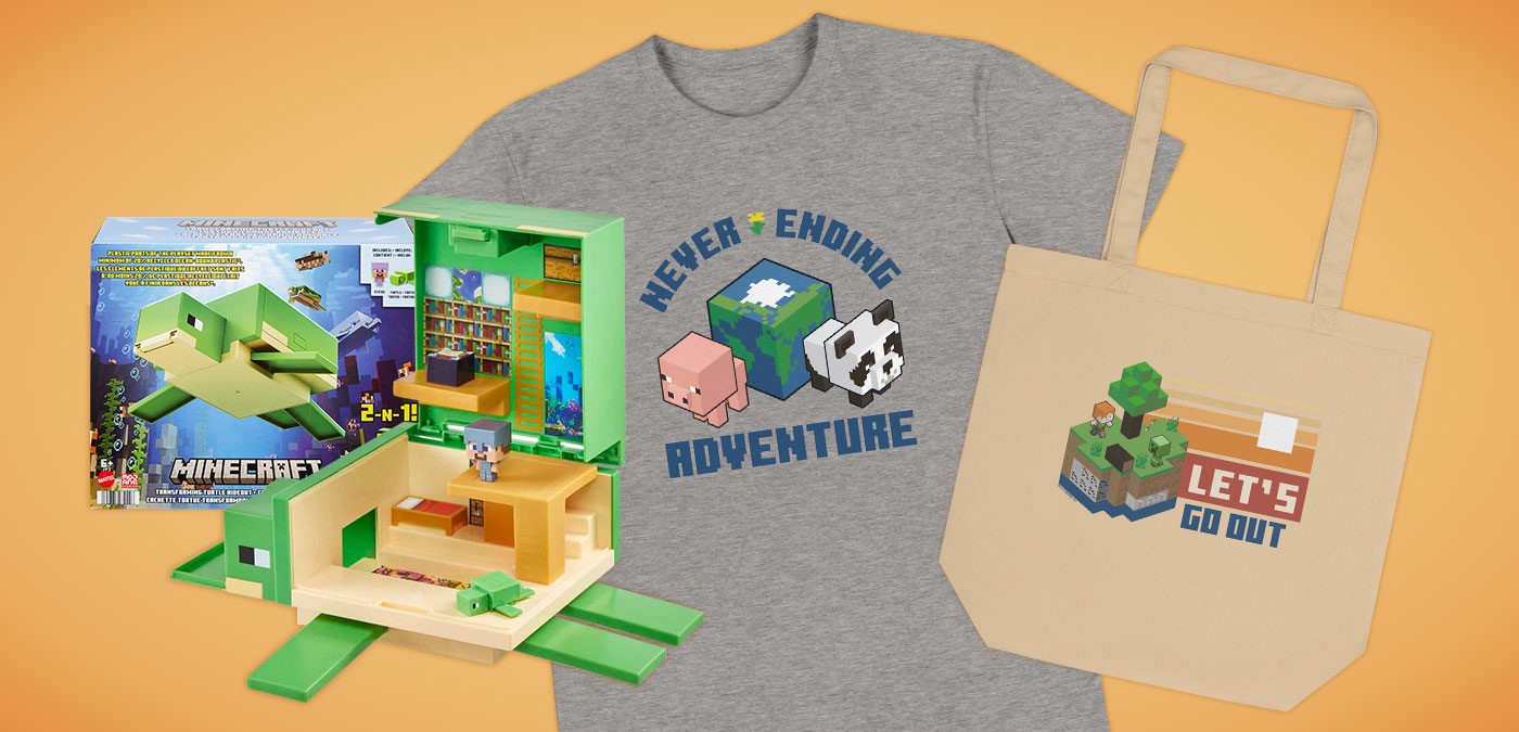 Minecraft-Produktbild mit einem hellen orangefarbenen Hintergrund auf dem ein graues T-Shirt mit Print, eine Tasche mit Print sowie ein grünes Schildkröten-Spielset zu sehen sind.