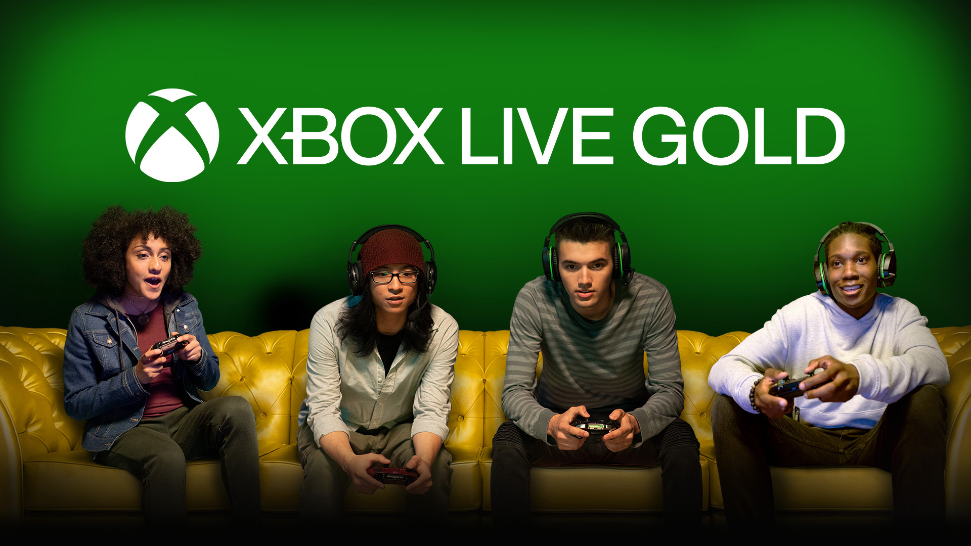 Геймеры с геймпадами сидят под логотипом Xbox Live Gold