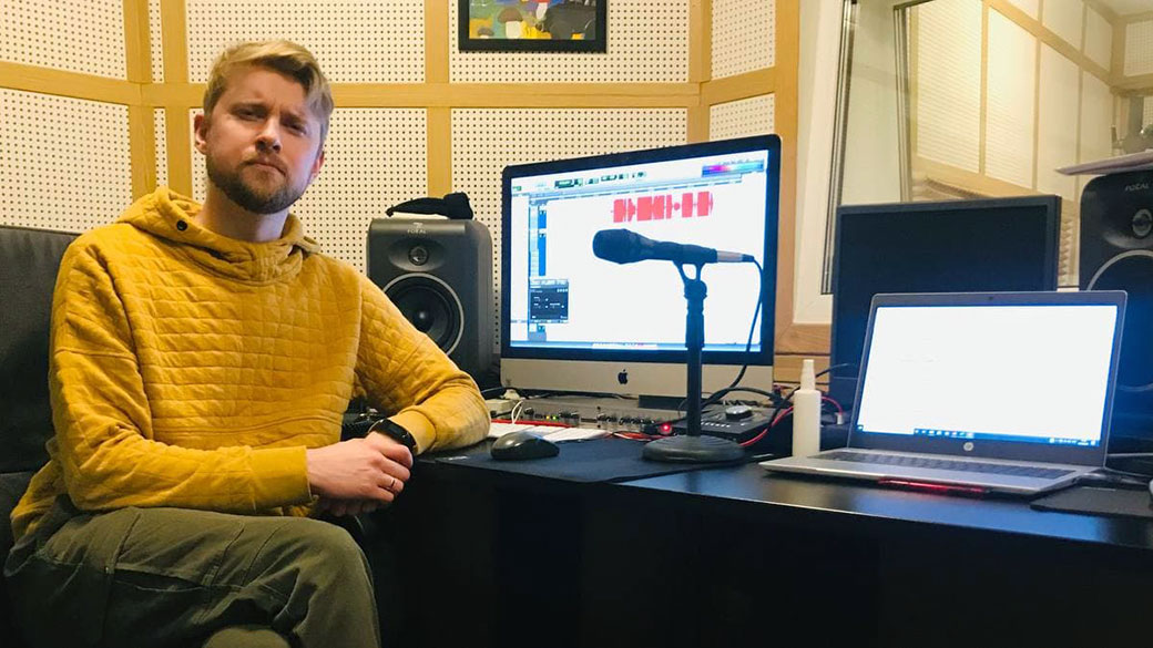 Иван Жарков сидит в студии звукозаписи