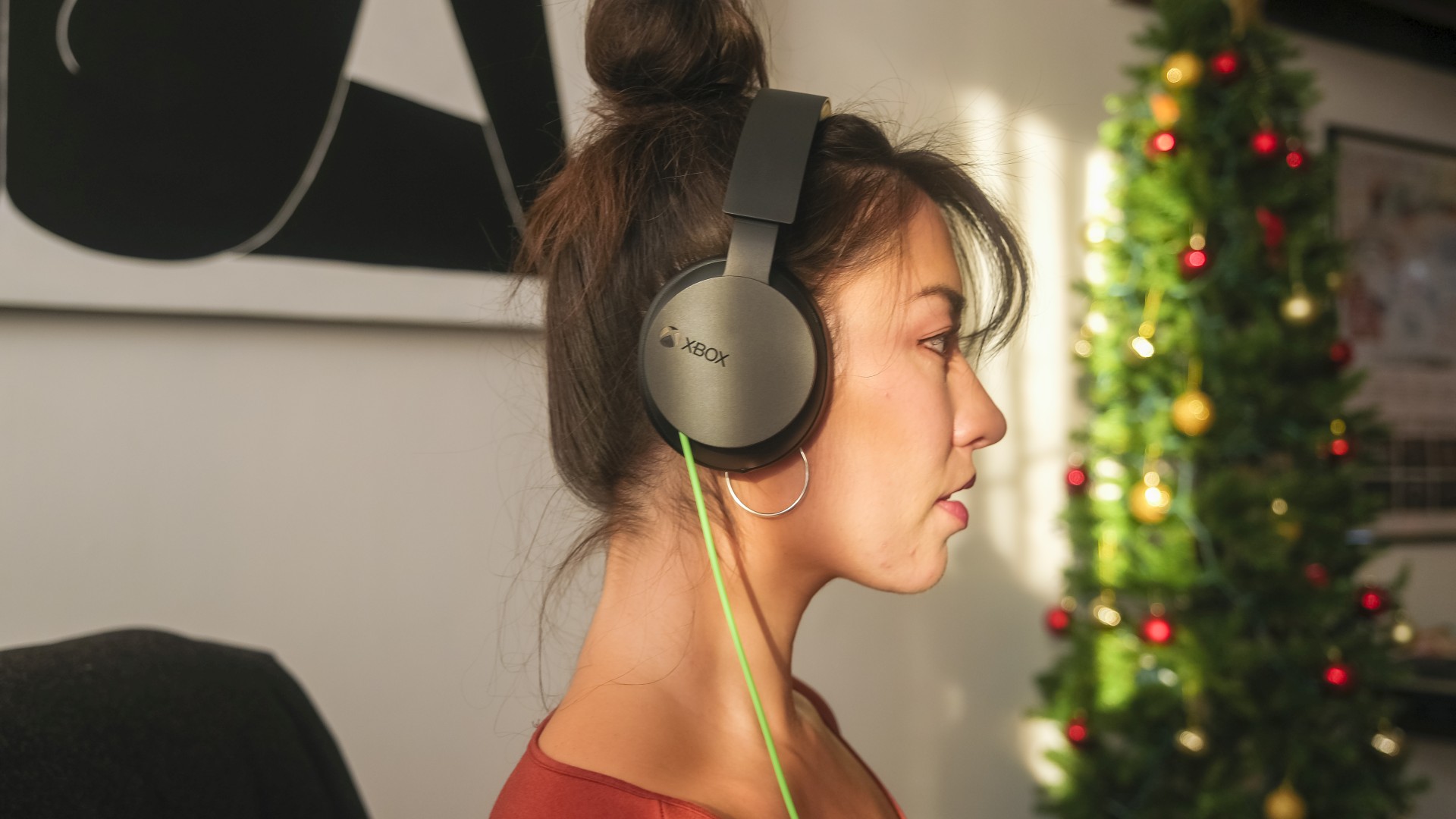 Девушка в профиль в наушниках Xbox Stereo Headset